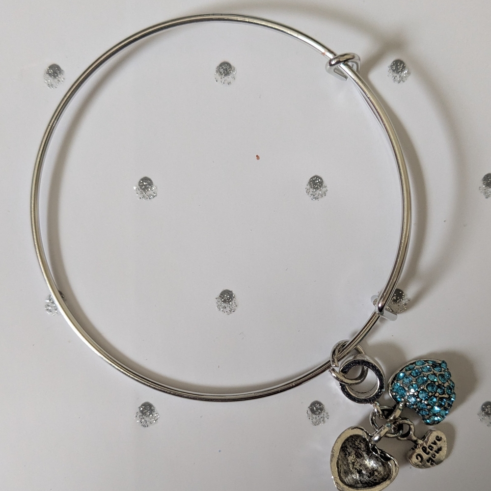 🩵 Gorgeous Chic Silver Bracelet with Heart Charms! NWT 🩵